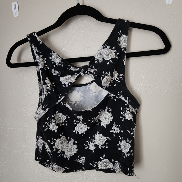 Black & Grey Crop Top Bundle - Forever 21, Shein, & Hot Topic - Picture 14 of 15